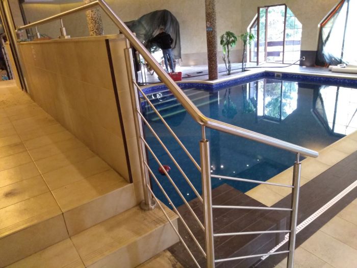 Produkujemy również balustrady ze stali kwasoodpornej, stosowane na basenach, pływalniach i spa.